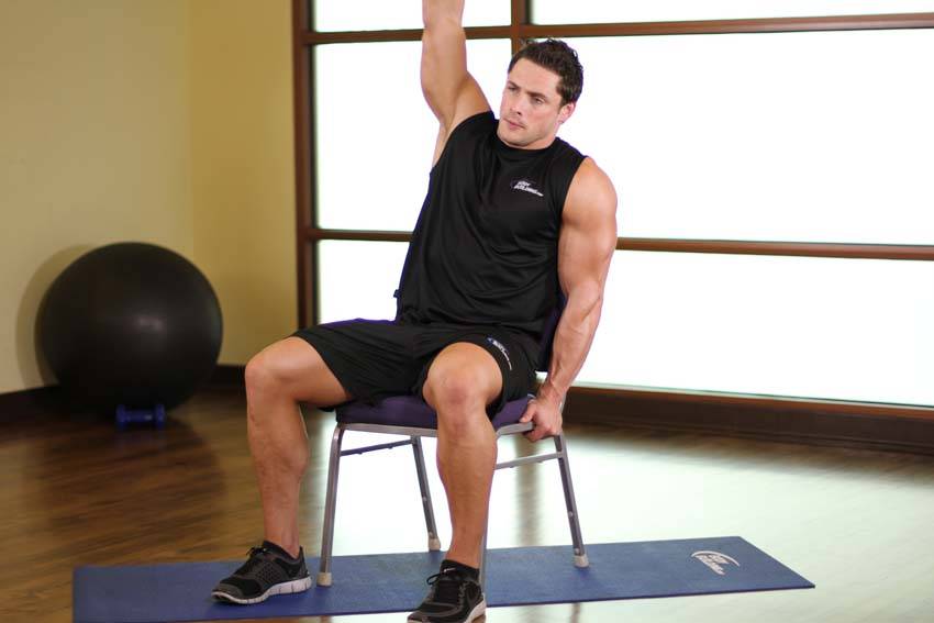 Estiramiento lumbar en silla